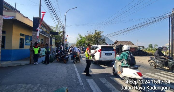 Unit Samapta Polsek Kadungora Pelayanan Prima  Kepada Masyarakat di pagi dan sore hari Pengaturan Lalu Lintas dan membantu menyebrangkan Anak Sekolah.