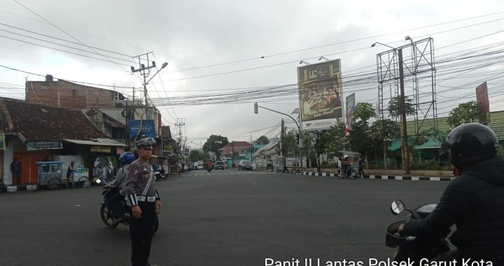 Anggota Lalulintas Polsek Garut Kota Lakukan Pelayanan Publik Rawan Pagi