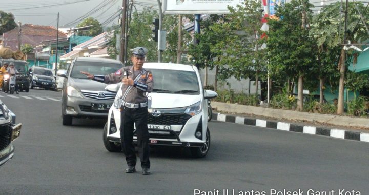 Panit Lantas Polsek Garut Kota Aiptu Ajang Lakukan Gatur Lalin Di Perempatan Sukadana