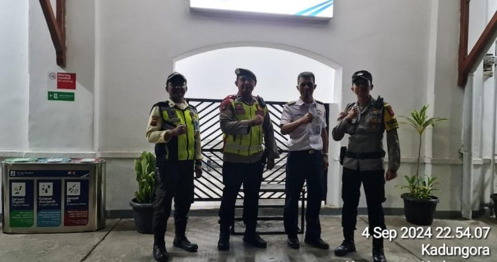 Anggota Samapta beserta  Bhabinkamtibmas Polsek Kadungora Polres Garut melaksanakan Patroli Dialogis Antisifasi Gangguan Kamtibmas.