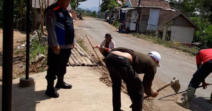 Bhabinkamtibmas Polsek Garut Kota Lakukan Monitoring Perbaikan Saluran Air Bersih