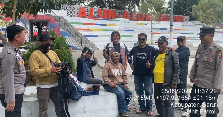 Unit Samapta Polsek Garut Kota Lakukan Patroli Dialogis Di Alun-alun Garut