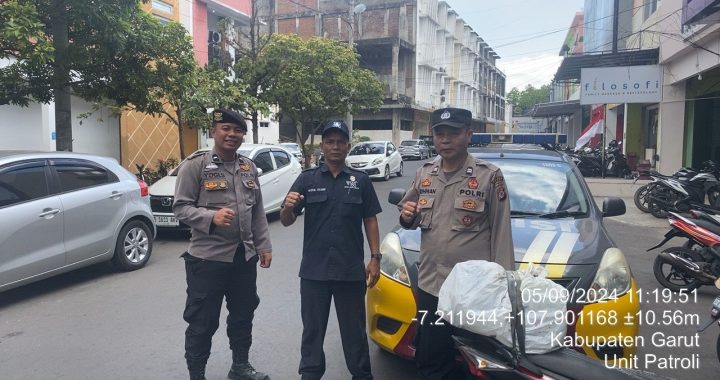 Anggota Patroli Samapta Polsek Garut Kota Lakukan Patroli Presisi Di Pusat Pembelanjaan IBC