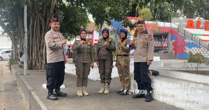 Anggota Piket Siaga Polsek Garut Kota Lakukan Monitoring Kamtibmas Di Alun-alun Garut