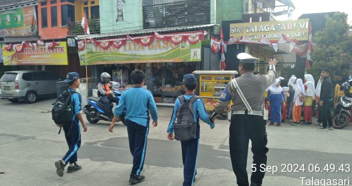 Anggota Lalu Lintas Polsek Kadungora  Membantu Menyebrangkan Anak Sekolah sebagai bentuk Pelayanan Polri kepada Masyarakat.