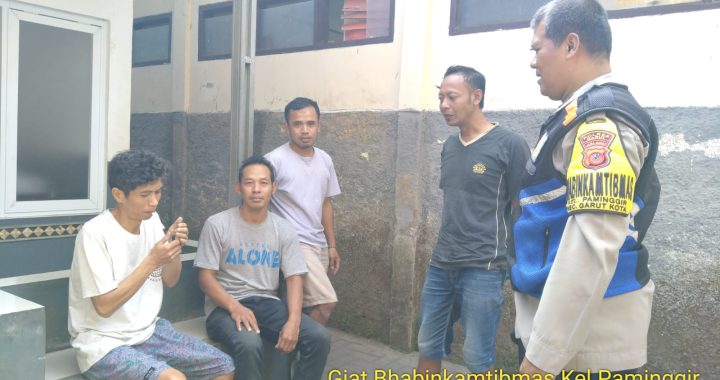 Aiptu Erie Bhabinkamtibmas Polsek Garut Kota Ngariung Kamtibmas Bersama Warga RW 07 Kelurahan Paminggir