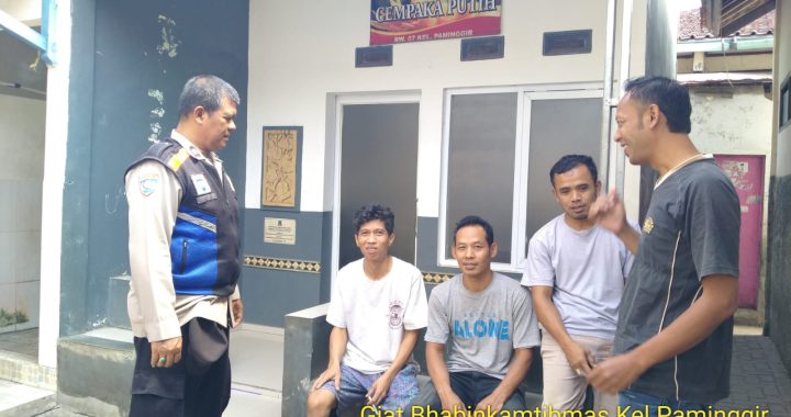 Bhabinkamtibmas Polsek Garut Kota Sosialisasikan Oncall Lapor Pak Bhabin Di RW 07 Kelurahan Paminggir