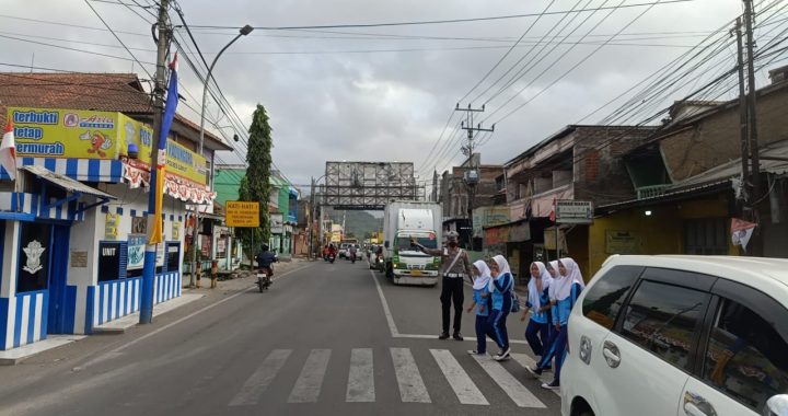 Unit Lalu Lintas Polsek Kadungora Polres Garut memberikan pelayanan Kepada Masyarakat menyebrangkan Anak Sekolah mencegah terjadinya Laka Lantas.