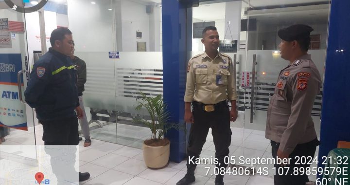 Anggota Samapta Kolaborasi Anggota Serse dan Anggota Bhabinkamtibmas Polsek Kadungora melaksanakan Giat KRYD Malam Antisifasi Gangguan Kamtibmas.