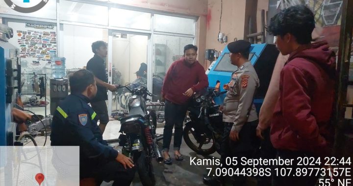 Unit Samapata beserta Bhabinkamtibmas Polsek Kadungora Melaksanakan Patroli Dialogis kepada Warga yang sedang melaksanakan Aktivitas memberikan Rasa Aman dan Nyaman.