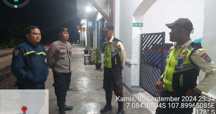 Anggota Samapta dan Bhabinkamtibmas Polsek Kadungora Antisipasi Gangguan Kamtibmas dengan melaksanakan Patroli Rutin Malam hari.