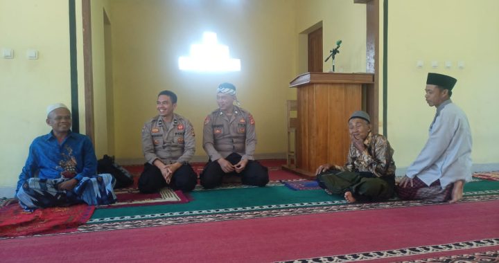 Polsek Pakenjeng Giat Jum’at Curhat di Desa Jayamekar