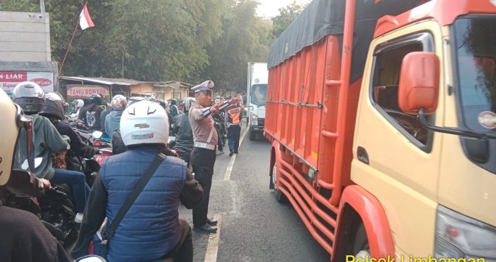 Anggota Polsek Limbangan melaksanakan pengaturan di depan PT pratama