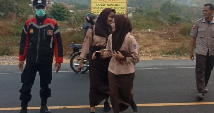 Aiptu cucu melaksanakan penyebrangan siswa siswi SMK KBU