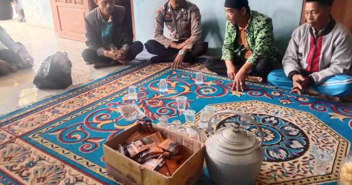 Personil Polsek Cisurupan Melaksanakan Giat Sambang Warganya