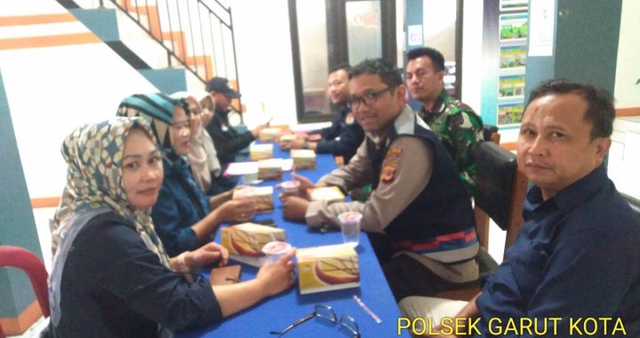 Aipda Novi Bhabinkamtibmas Polsek Garut Kota Ngariung Kamtibmas Bersama Perangkat Kelurahan