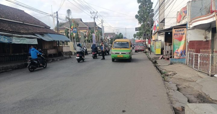 Polisi Sigap Lakukan Pengaturan Lalu Lintas