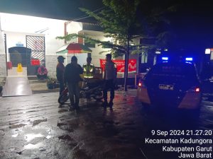 Anggota Samapta dan Bhabinkamtibmas Polsek Kadungora Polres Garut Antisipasi Gangguan Kamtibmas dengan melaksanakan Patroli Rutin Malam hari.