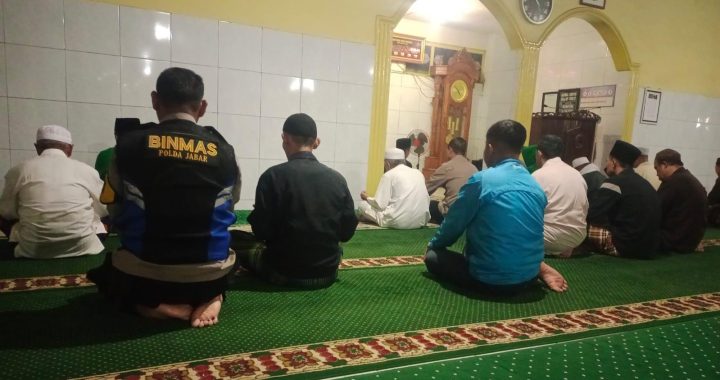 Bhabinkamtibmas Ikut Shalat Subuh Bersama