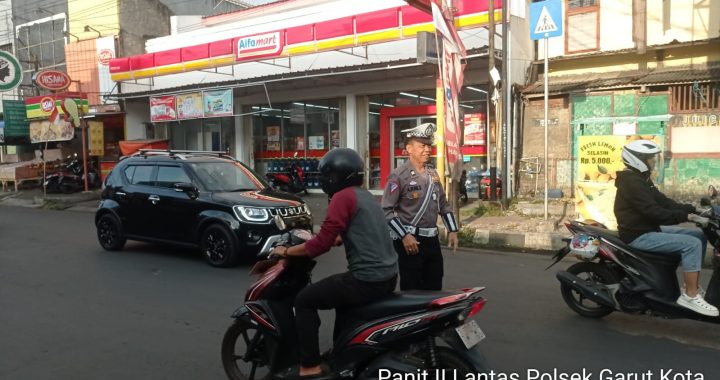 Aiptu Ajang Panit Lantas Polsek Garut Kota Urai Kemacetan Di Pertigaan Jalan Ciledug