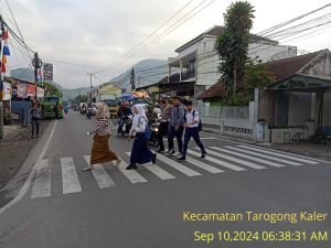 Personil Unit Lalu Lintas Polsek Kadungora memberikan pelayanan Kepada Masyarakat menyebrangkan Anak Sekolah mencegah terjadinya Laka Lantas.