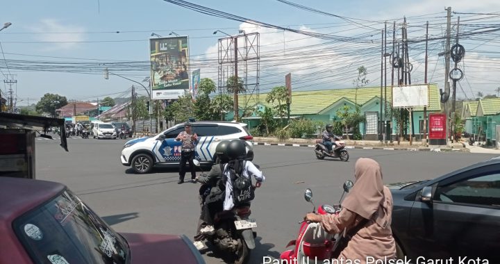 Personil Lalulintas Polsek Garut Kota Gatur Lalin Di Perempatan Sukadana