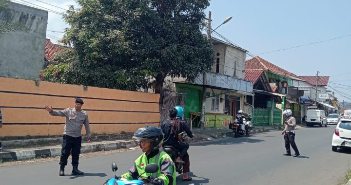 Anggota Polsek Garut Kota Lakukan Gatur Lalin Di Jalan Pasundan