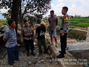 Bhabinkamtibmas Desa.Karangmulya Polsek Kadungora *Ngariung Kamtibmas* bersama Warga Masyarakat.