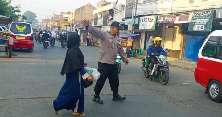 Polisi Bantu Warga Masyarakat