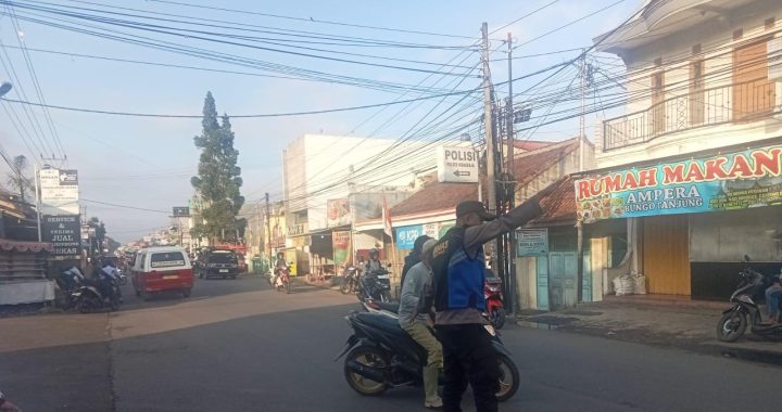 Polisi Pantau Arus Lalin Pagi Hari Sekitar Wanaraja