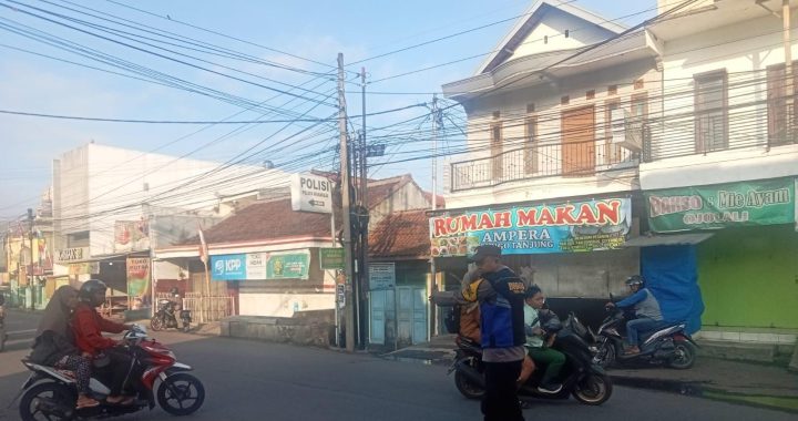 Bhabinkamtibmas Stand Bye Di Simpang Jalan