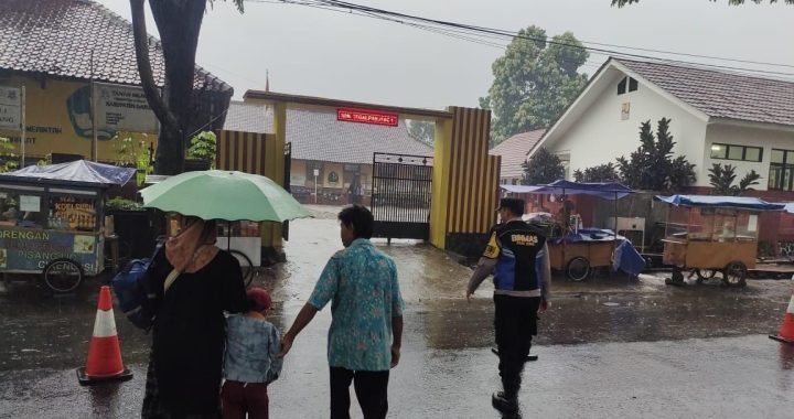 Polisi Menjaga Pelajar Ke Sekolah