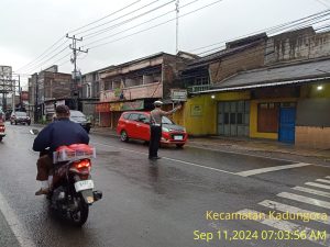 Unit Lalu Lintas Polsek Kadungora Polres Garut melaksanakan Pengaturan Lalu Lintas merupakan bentuk Kepedulian Polri Melayani Masyarakat.