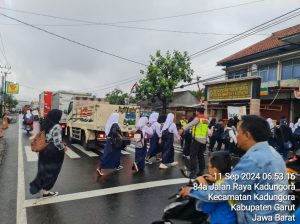 Anggota Samapta Polsek Kadungora memberikan Pelayanan kepada Masyarakat Membantu Menyebrangkan Anak Sekolah Antisifasi terjadinya Kemacetan dan Laka Lantas.