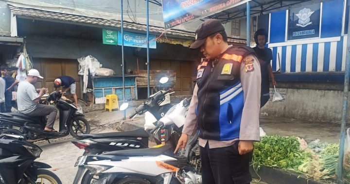 Bripka Erie Edukasi Pengendara Motor