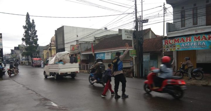 Polisi Jaga Pelajar Berangkat Sekolah