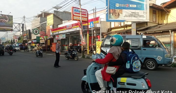 Unit Lantas Polsek Garut Kota Urai Kemacetan Padat Pagi