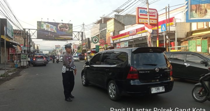 Jajaran Unit Lantas Polsek Garut Kota Mengurai Kepadatan Arus Lalin