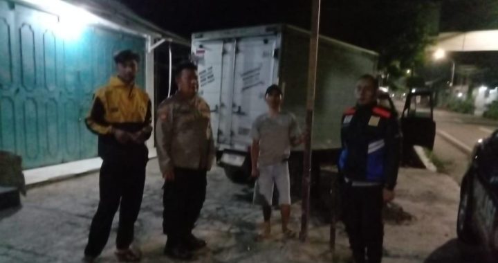 Unit Patroli Mengecek Kegiatan Warga