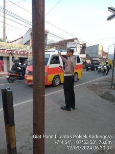 Panit Lalu Lintas Polsek Kadungora Hadir di tengah masyarakat Berikan Pelayanan Pengaturan Lalu Lintas Guna menekan Angka Kecelakaan.