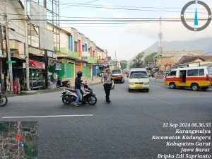 Personil Unit Lalu Lintas Polsek Kadungora melaksanakan Pelayanan kepada Masyarakat Pengguna Jalan Raya.