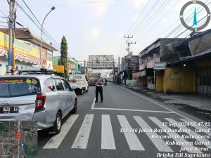 Anggota Lalu Lintas Polsek Kadungora Polres Garut Melayani Masyarakat Pengaturan Arus Lalu Lintas Cegah terjadi Kemacetan dan Kecelakaan Lalu Lintas.