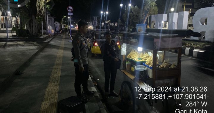 Briptu Adi Anggota Samapta Polsek Garut Kota Lakukan Patroli Dialogis Malam