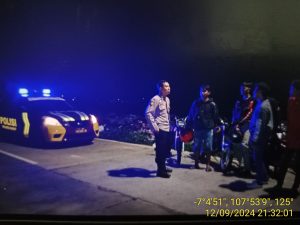 Personil Unit Samapta Polsek Kadungora Polres Garut Antisipasi Gangguan Kamtibmas dengan melaksanakan Patroli Rutin Malam hari.