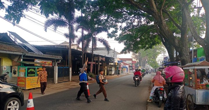 Bhabinkamtibmas Dukung Kelancaran Lalu Lintas