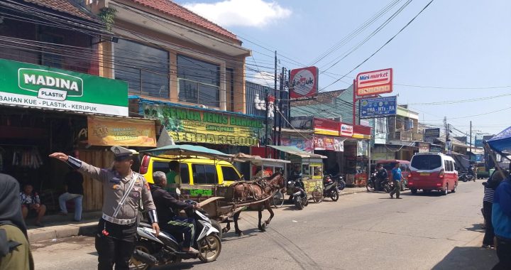 Bripka Wahyu Mengurai Kemacetan Siang