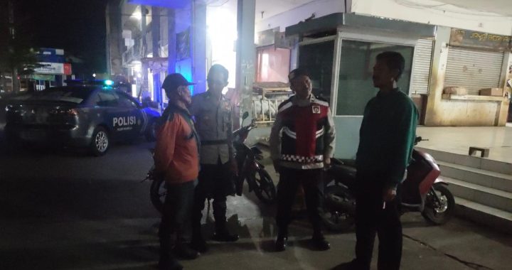 Polisi Berinteraksi Pada Malam Hari