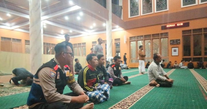 Bhabinkamtibmas Berinteraksi Dengan Warga Masyarakat