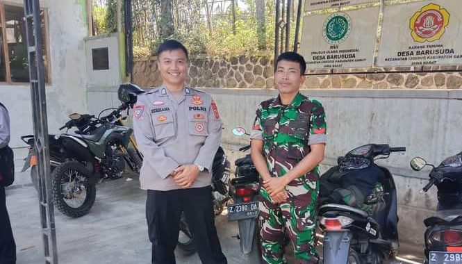 SINERGITAS TNI-POLRI ANGGOTA POLSEK BAYONGBONG DAN POLSUBSEKTOR CIGEDUG  AJAK MASYARAKAT UNTUK BERPARTISIPASI MENJAGA WILAYAHNYA MASING-MASING SUPAYA WILAYAHNYA AMAN DAN NYAMAN DARI KEJAHATAN