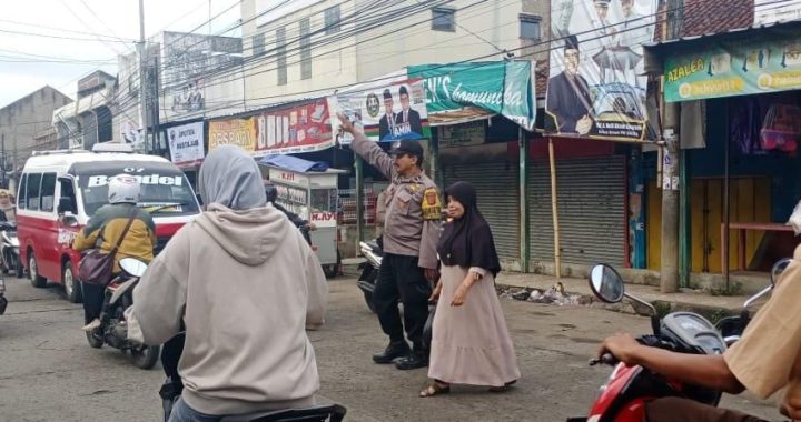 Polisi Bantu Warga Menyeberang Jalan